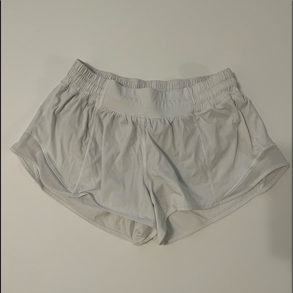 Women’s Lululemon Hotty Hot Low-Rise Lined Short 2.5 White
